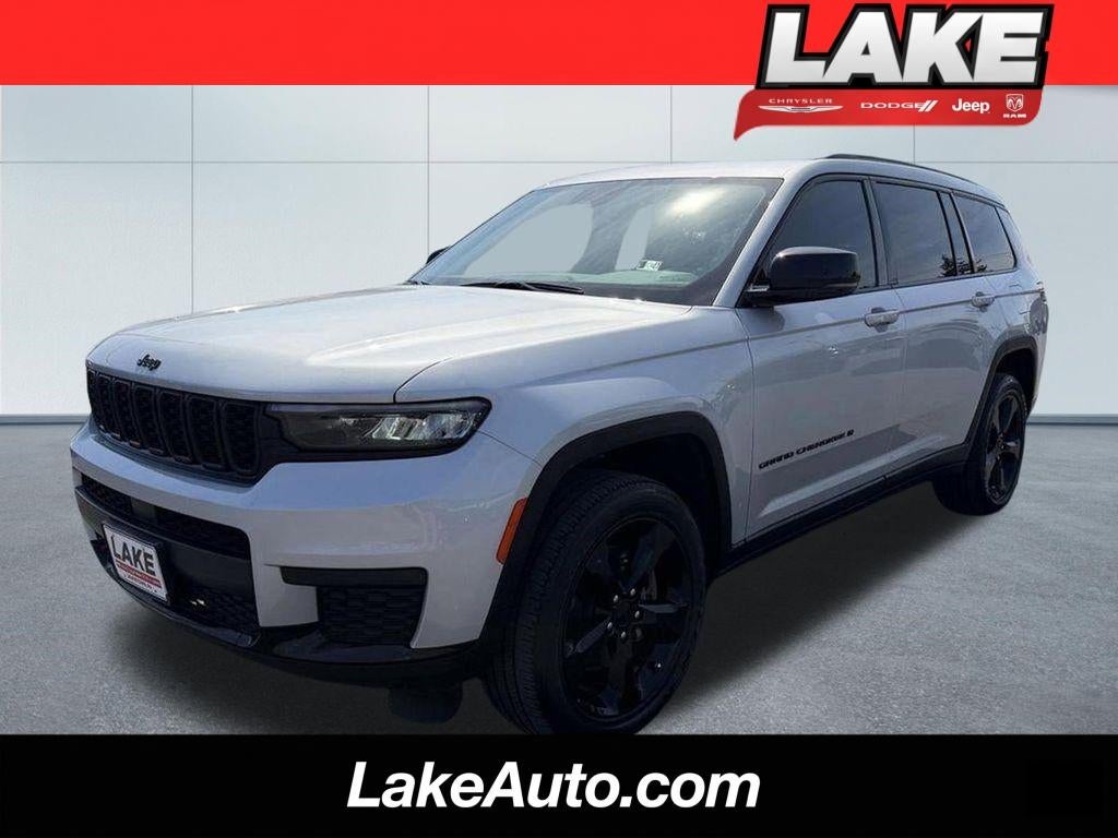 2022 Jeep Grand Cherokee L Altitude in Silver Zynith — front three-quarter view