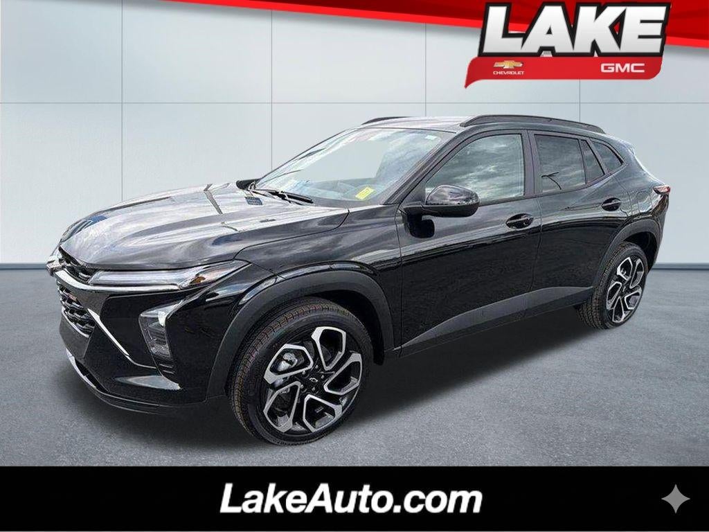 2026 Chevrolet Trax 2RS in Mosaic Black Metallic — front three-quarter view